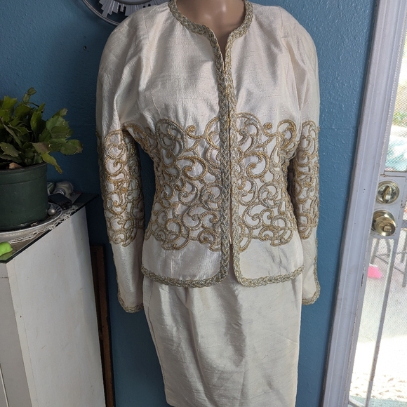 Victor Costa Elegant Cream and Gold Embroidered Jacket skirt - Picture 3 of 10
